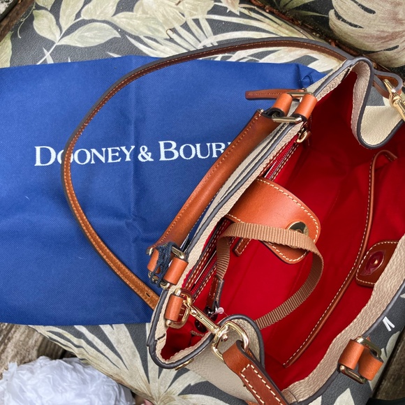 Small lucca leather zip crossbody. Size: H7.5" x W3" x L 9.5" - Picture 6 of 6